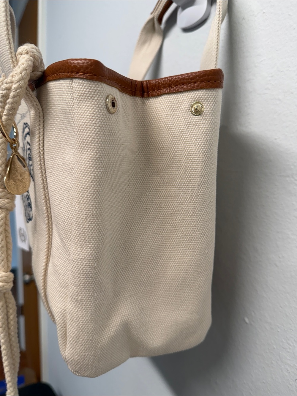 House of Harlow 1960 | Canvas Navy Oyster Embroidery w/ Crossbody & Charms 🦪🌊 - Picture 9 of 13
